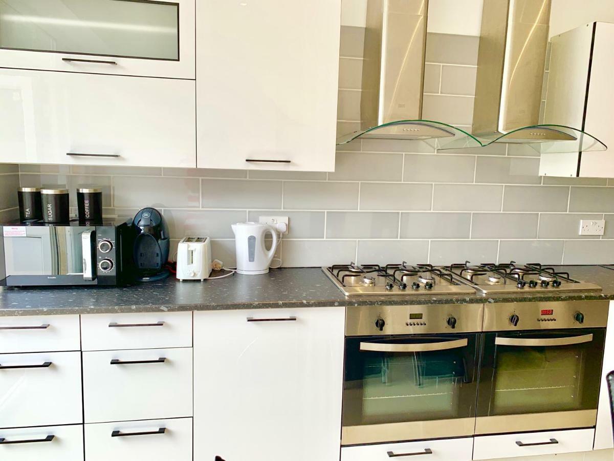 Appartement 3 Bedrooms, 3 Baths, Spacious Lounge, Full Kitchen, Garden, Ground Floor, Free Parking *