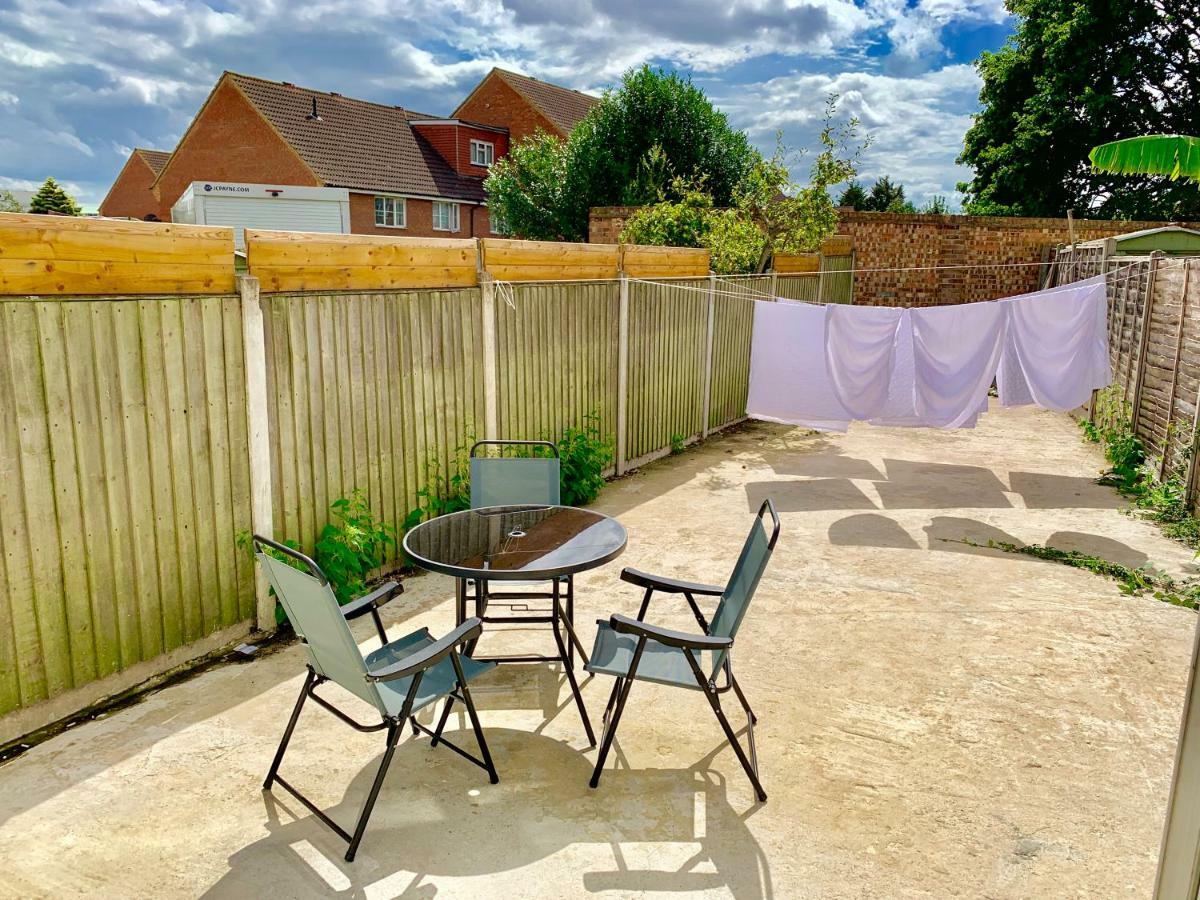 3 Bedrooms, 3 Baths, Spacious Lounge, Full Kitchen, Garden, Ground Floor, Free Parking Appartement