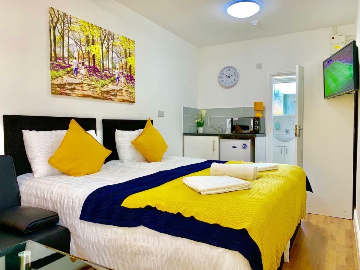 3 Bedrooms, 3 Baths, Spacious Lounge, Full Kitchen, Garden, Ground Floor, Free Parking Appartement