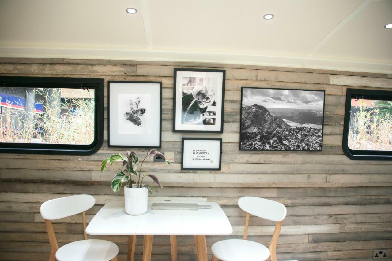 The Boathouse Hotel en barco