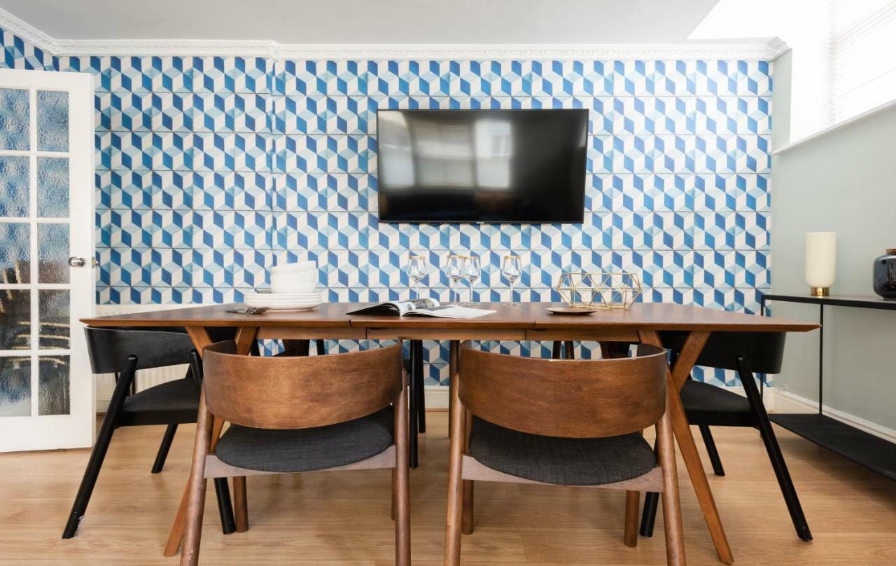 The Kensington Palace Mews - Bright & Modern 6bdr House With Garage Appartement Londen