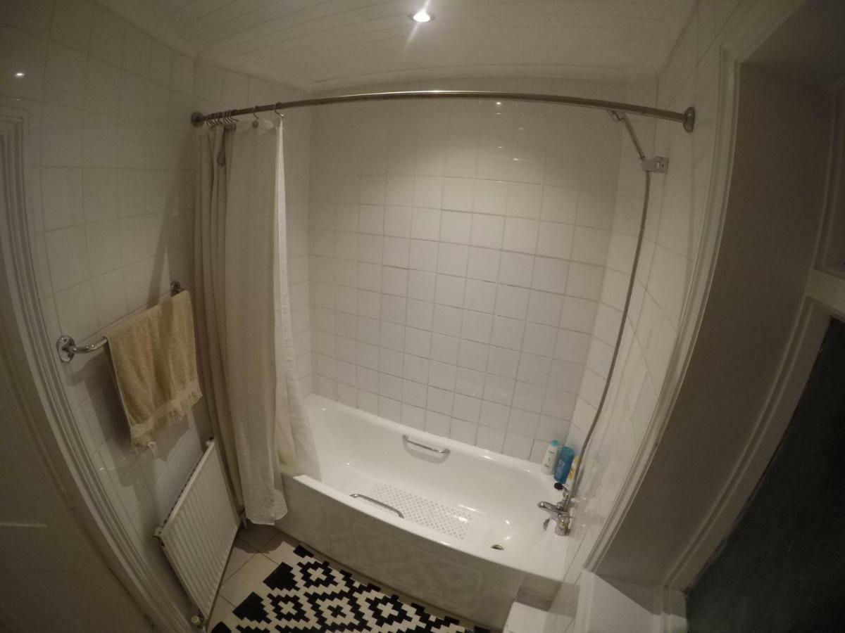 Huge Double Near * Londres