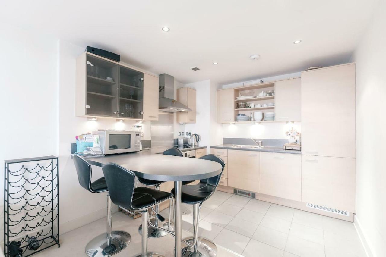 Chelsea / Imperial Wharf - Bright, Modern, Sunset View Appartement Londen