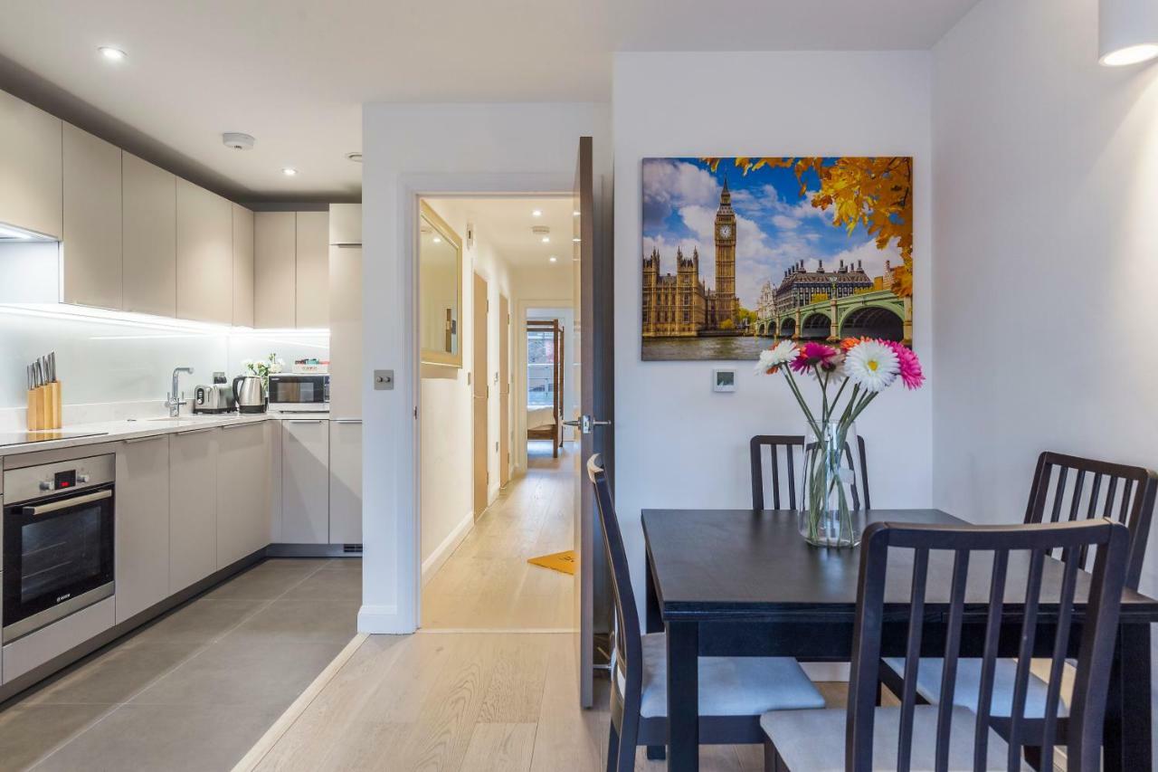 Charles Dickens, Tate Modern Apartamento