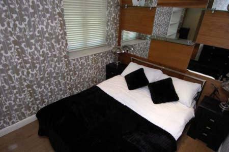 Luxurious Lower Ground Floor 3 Bedroom Large Flat *