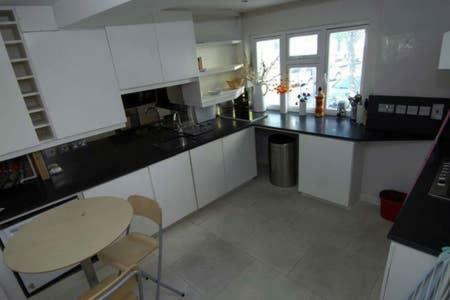 Luxurious Lower Ground Floor 3 Bedroom Large Flat Appartement Londres