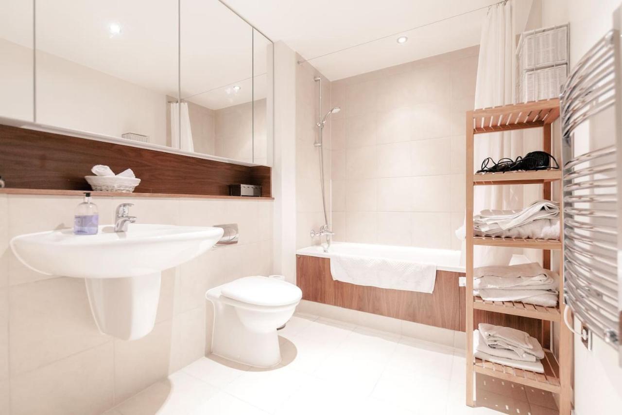 Appartement Chelsea / Imperial Wharf - Bright, Modern, Sunset View Londen