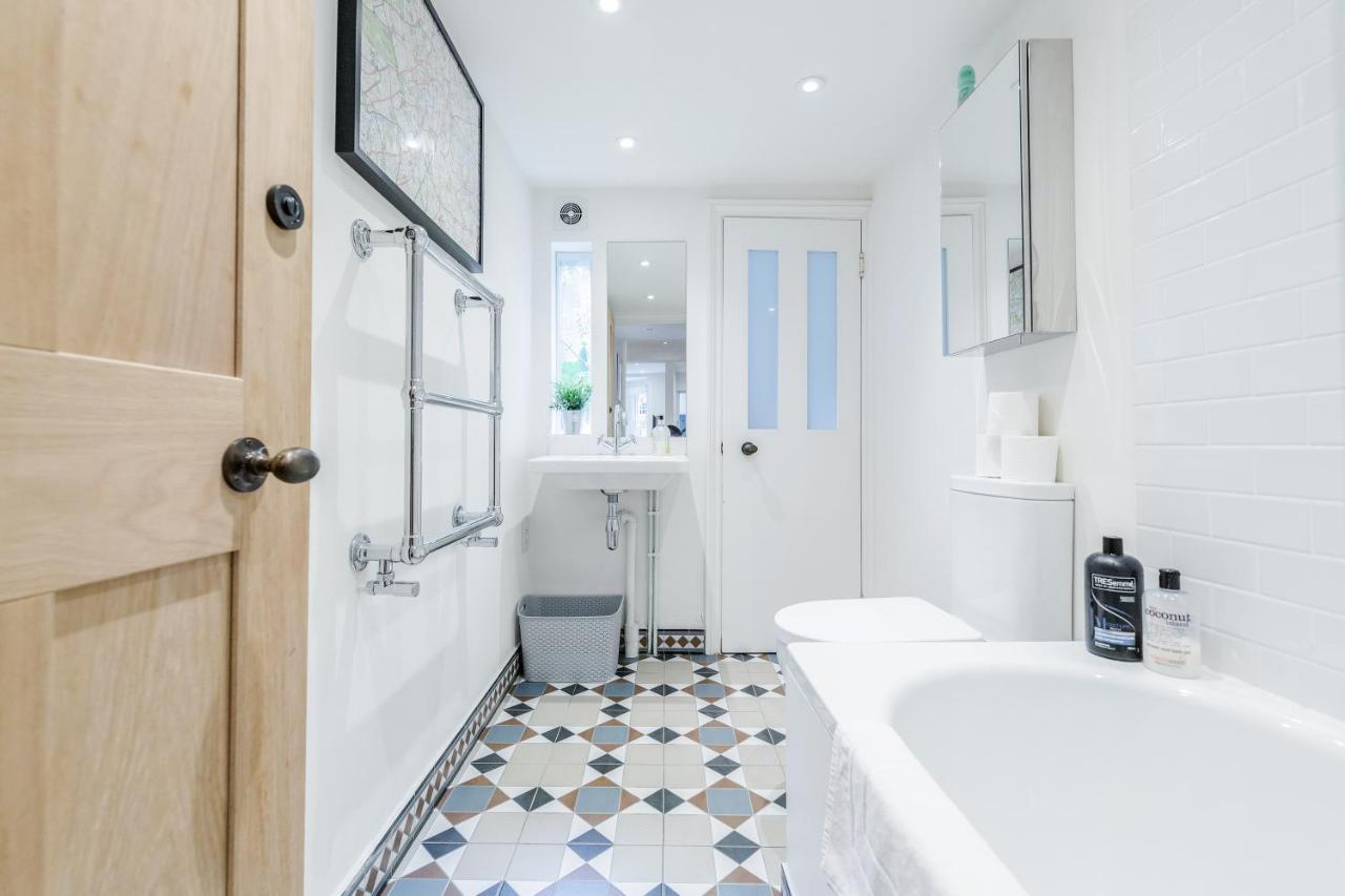 Bonnington Gardens - 1 Bed Open Plan Basement Flat * London