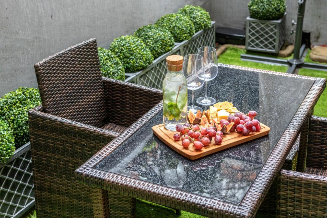 Elegant Kensington With Patio
